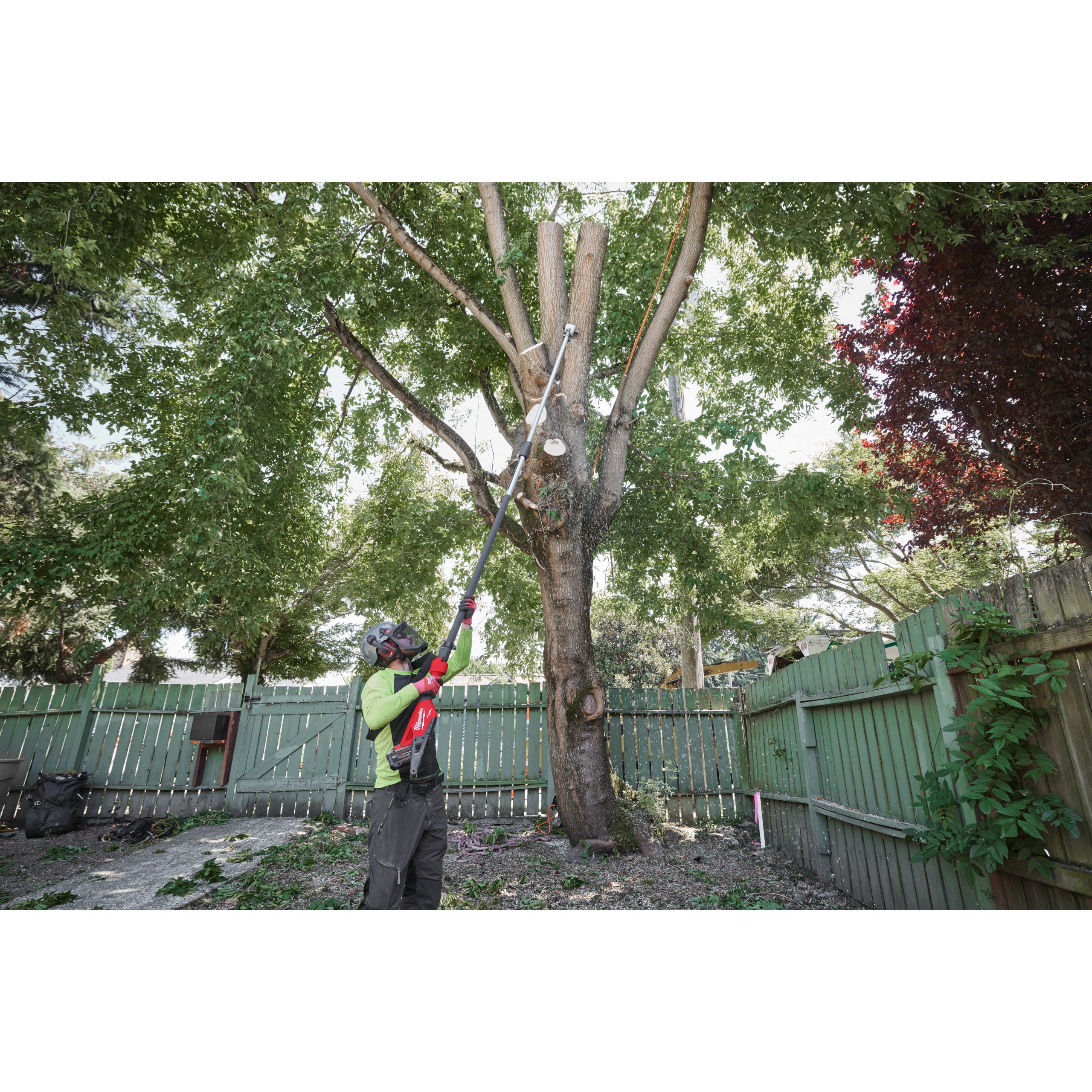 Fierăstrău emondor telescopic Milwaukee M18 FTPS30-121 FUEL™ cu lamă 30 cm, cod 4933499227