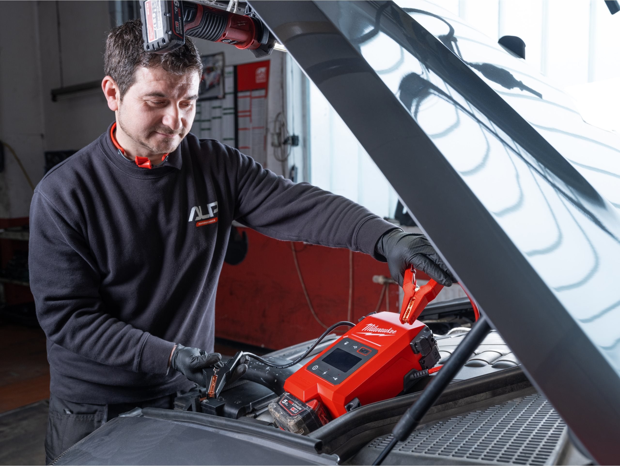 Robot de pornire / Tester baterii auto Milwaukee M18 JS2000-0, 2000Ah, fără încărcător și acumulator, cod 4933498026