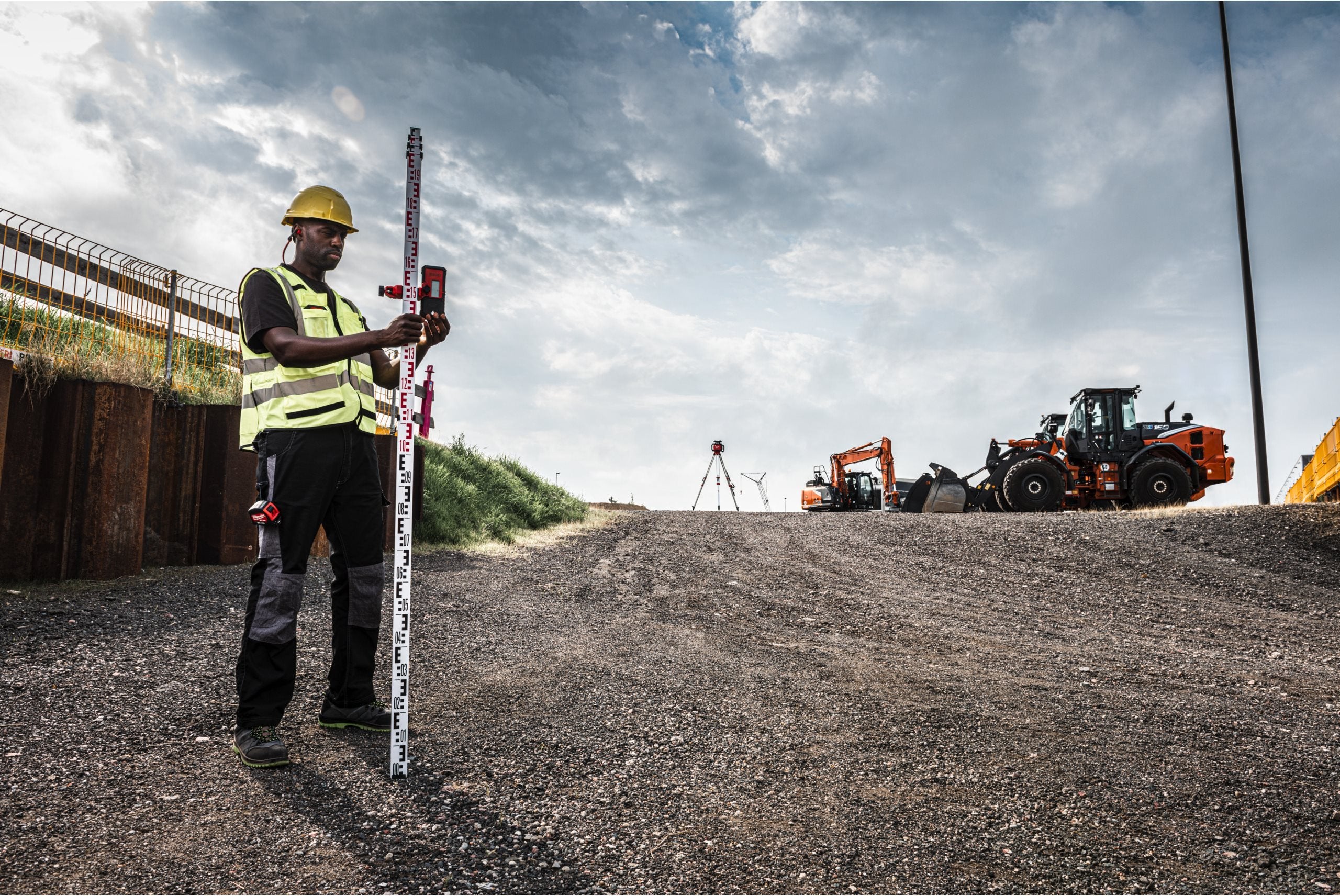 Nivelă laser rotativă orizontală și verticală Milwaukee M18 RLOHV1200-501C, 1200 M, ONE-KEY™, 1 x acumulator M18 B5, 1 x încărcător M12-18C, 1 x cutie plastic, cod 4933493204