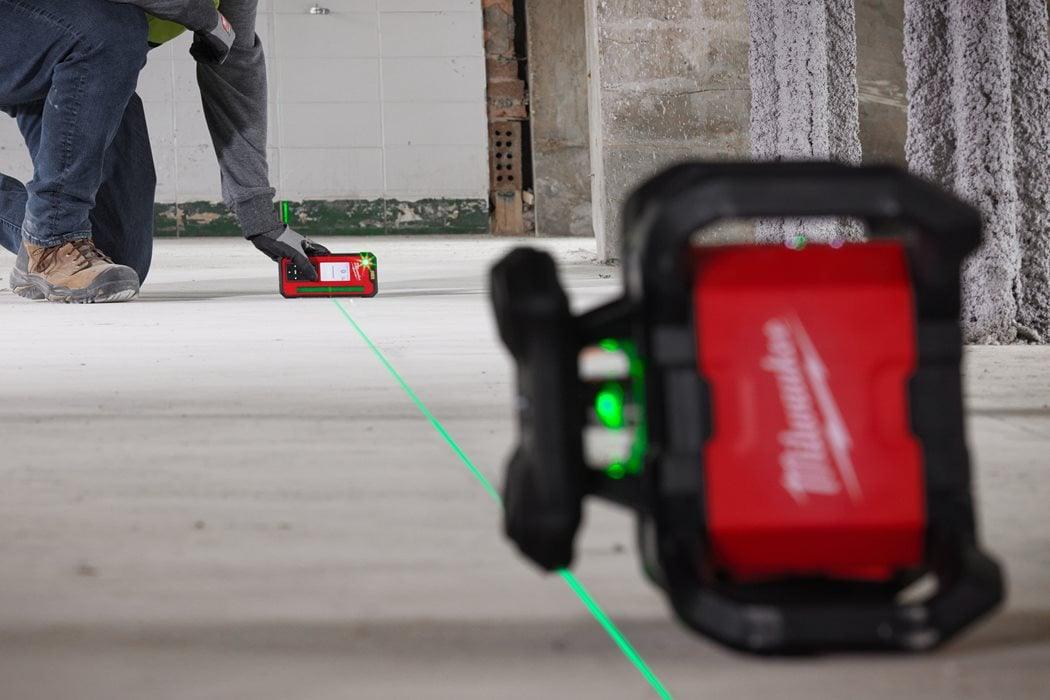 Nivelă laser verde rotativă Milwaukee M18 RLOHVG300-501C, orizontală și verticală, 300m, ONE-KEY, 1 x acumulator M18 B5, 1 x încărcător M12-18 C, 1 x cutie plastic, cod 4933493194 - BIG STORE (Dynamic Tools SRL)