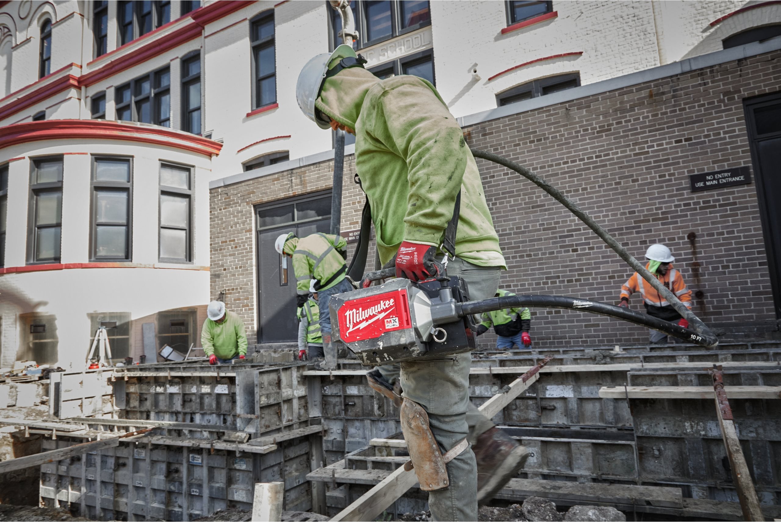 Vibrator de beton Milwaukee MXF CVBC cu servietă, MX FUEL™