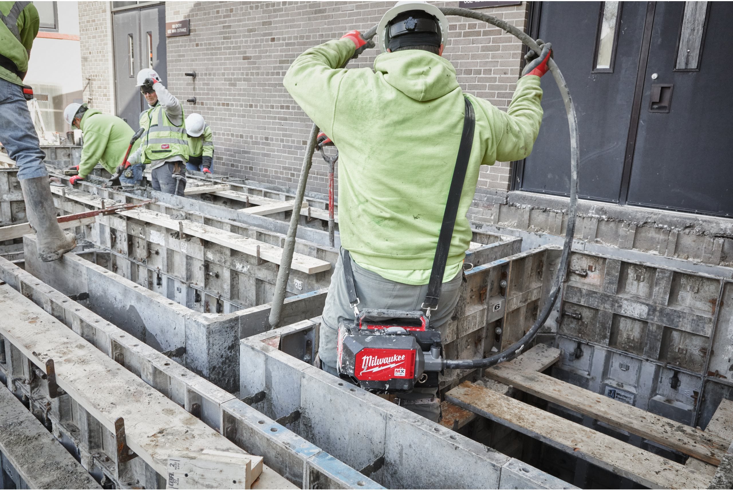 Vibrator de beton Milwaukee MXF CVBC cu servietă, MX FUEL™
