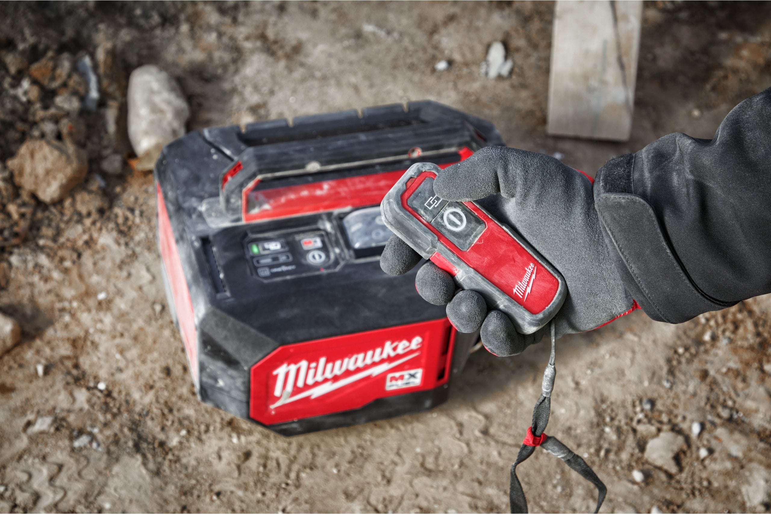 Vibrator de beton Milwaukee MXF CVBC cu servietă, MX FUEL™