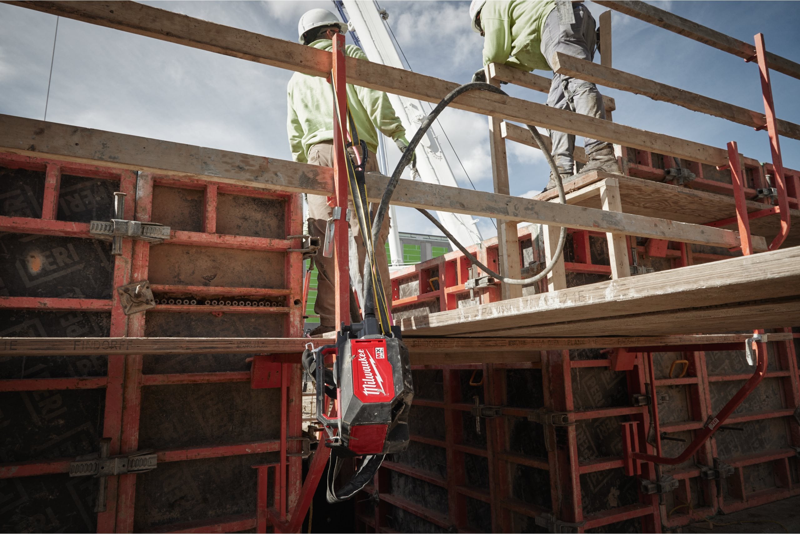 Vibrator de beton Milwaukee MXF CVBC cu servietă, MX FUEL™