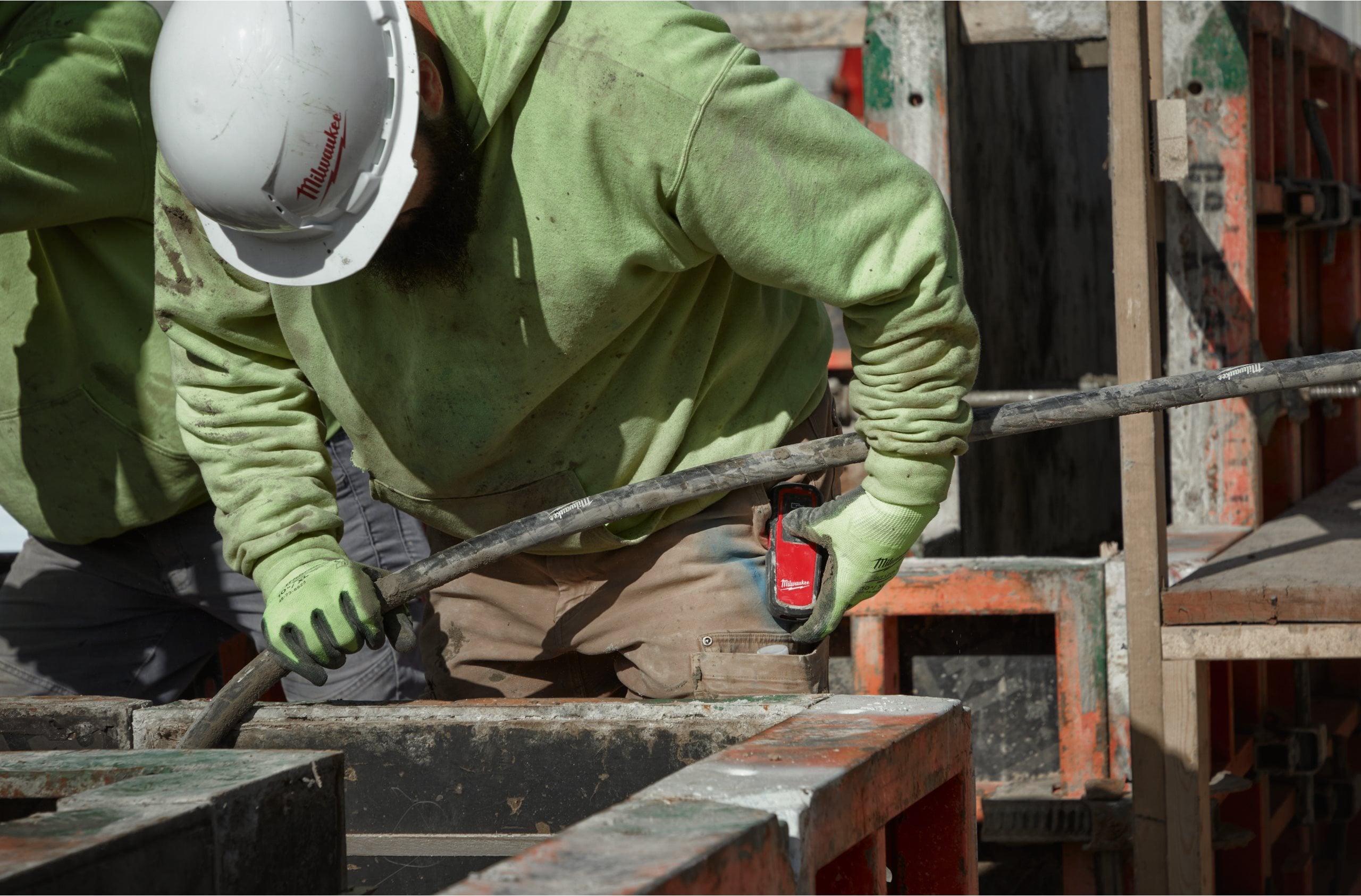Vibrator de beton Milwaukee MXF CVBC cu servietă, MX FUEL™