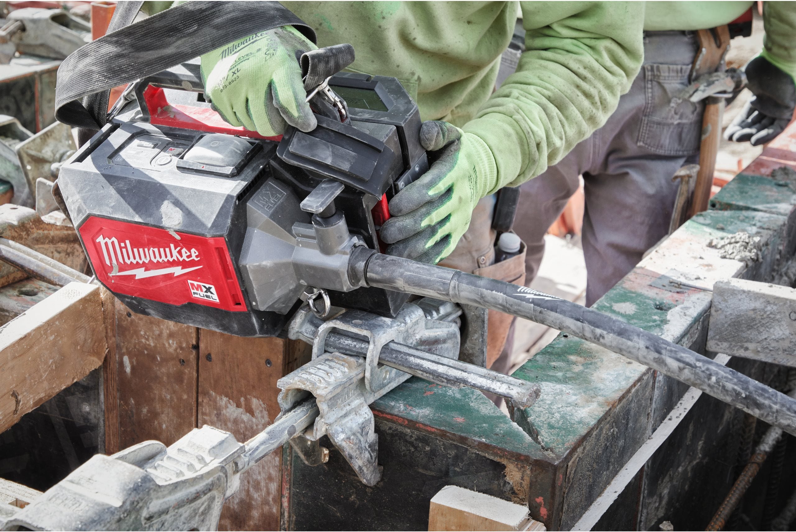 Vibrator de beton Milwaukee MXF CVBC cu servietă, MX FUEL™