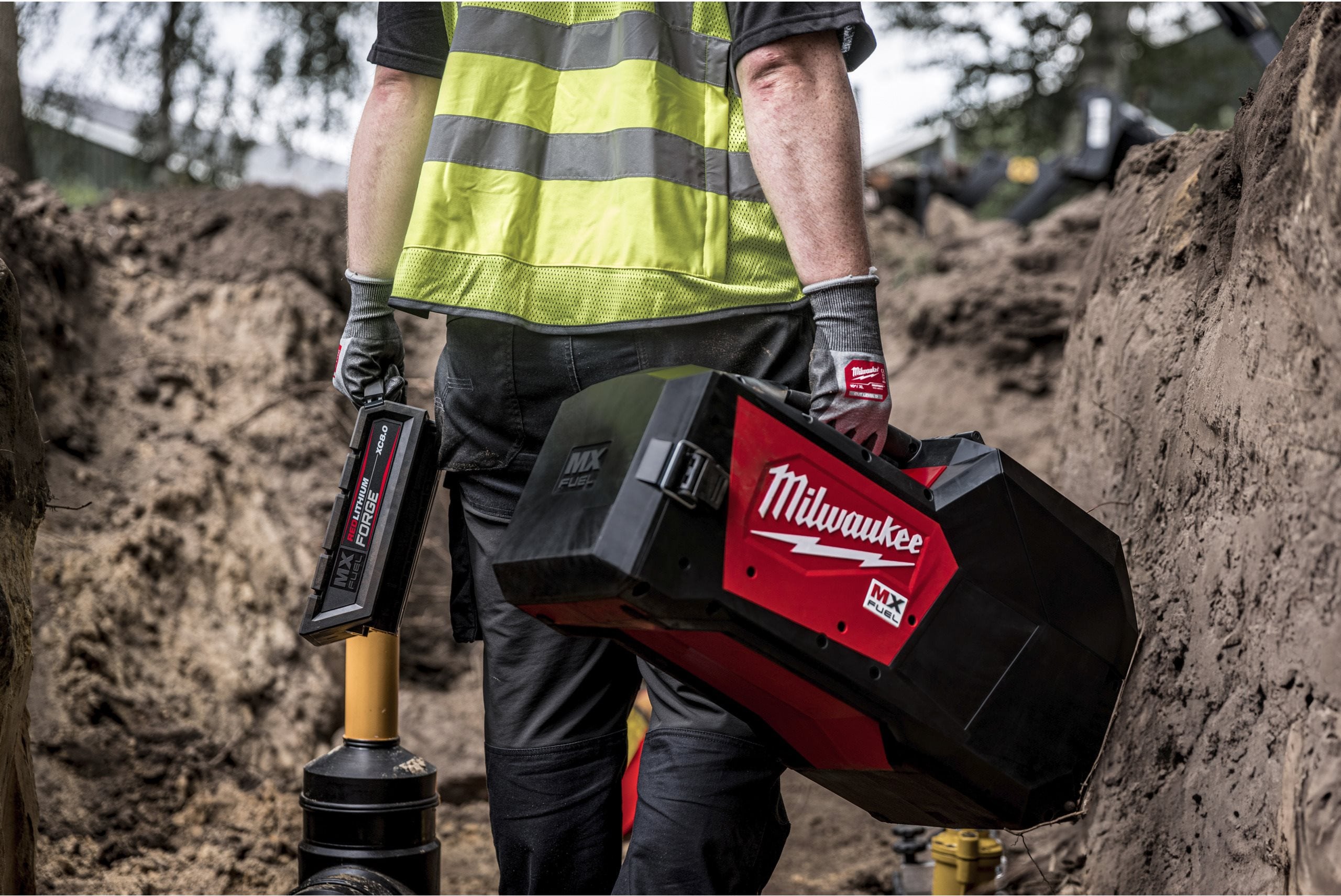 Aparat de electrofuziune Milwaukee MXF EFP-802, MX FUEL™, ONE-KEY™, cabluri de 4.5 m, scaner de coduri de bare, set de vârfuri de fuziune, 2 x acumulator MXF XC608 FORGE, 1 x încărcător MXF C, cod 4933493806