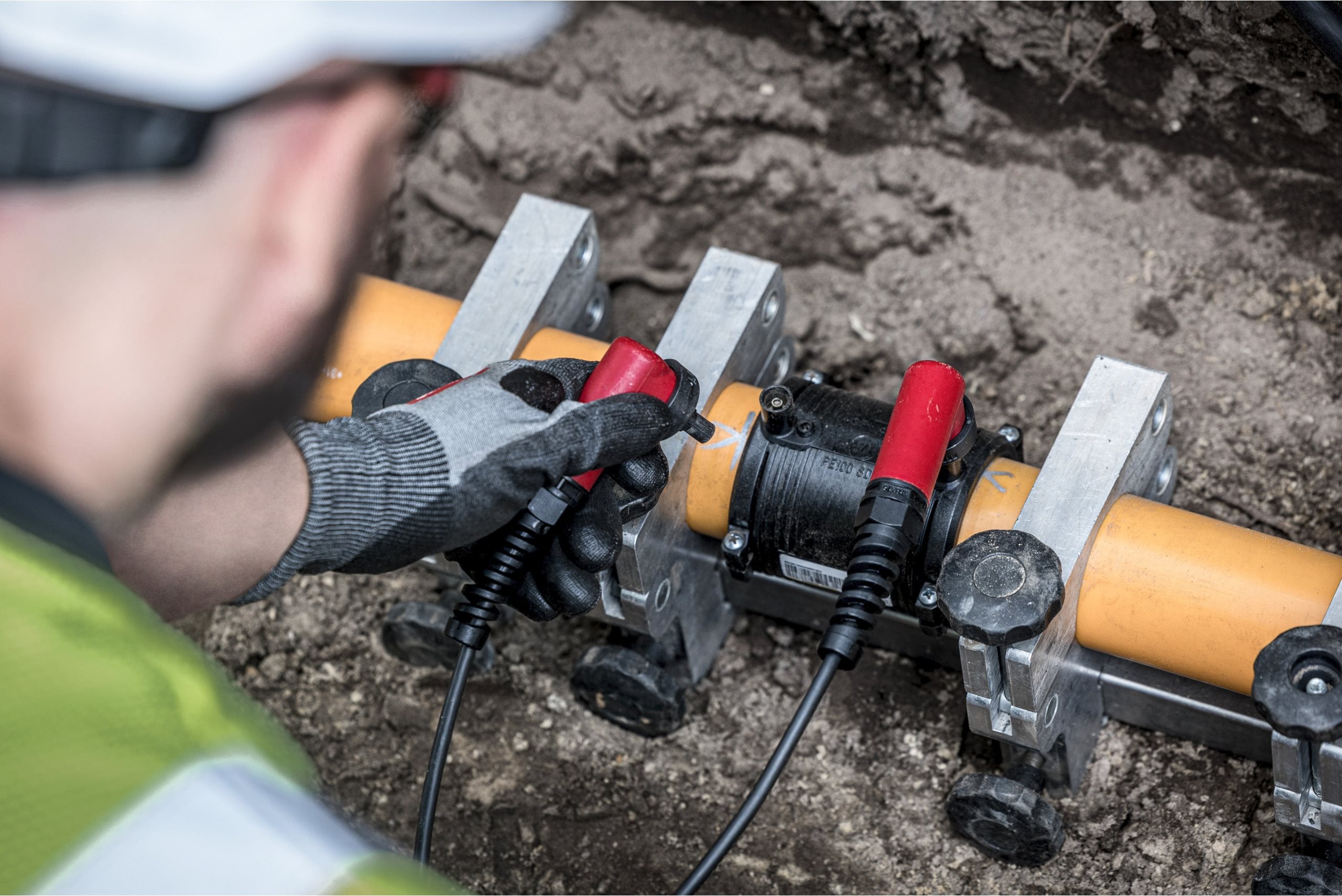 Aparat de electrofuziune Milwaukee MXF EFP-802, MX FUEL™, ONE-KEY™, cabluri de 4.5 m, scaner de coduri de bare, set de vârfuri de fuziune, 2 x acumulator MXF XC608 FORGE, 1 x încărcător MXF C, cod 4933493806