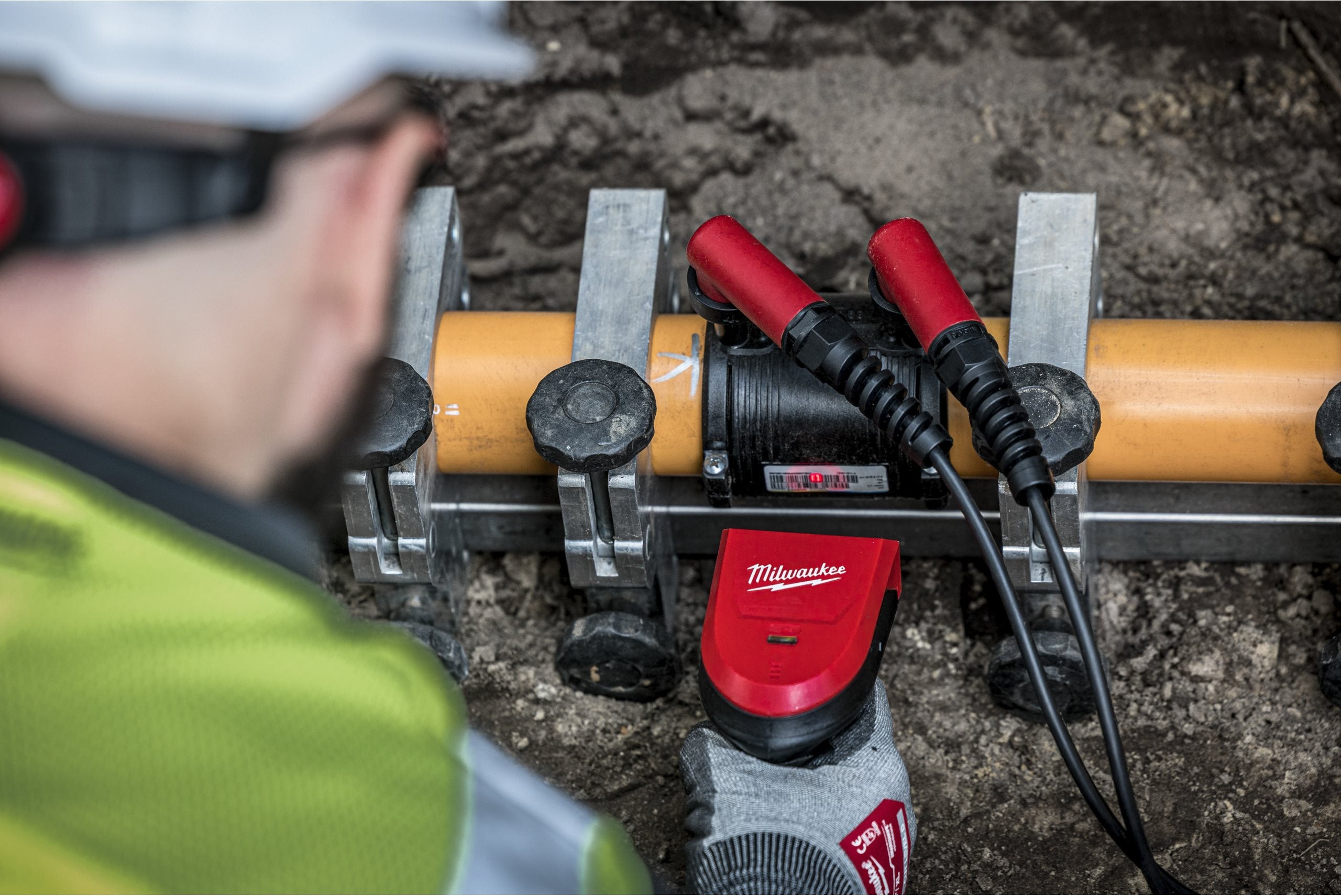 Aparat de electrofuziune Milwaukee MXF EFP-802, MX FUEL™, ONE-KEY™, cabluri de 4.5 m, scaner de coduri de bare, set de vârfuri de fuziune, 2 x acumulator MXF XC608 FORGE, 1 x încărcător MXF C, cod 4933493806