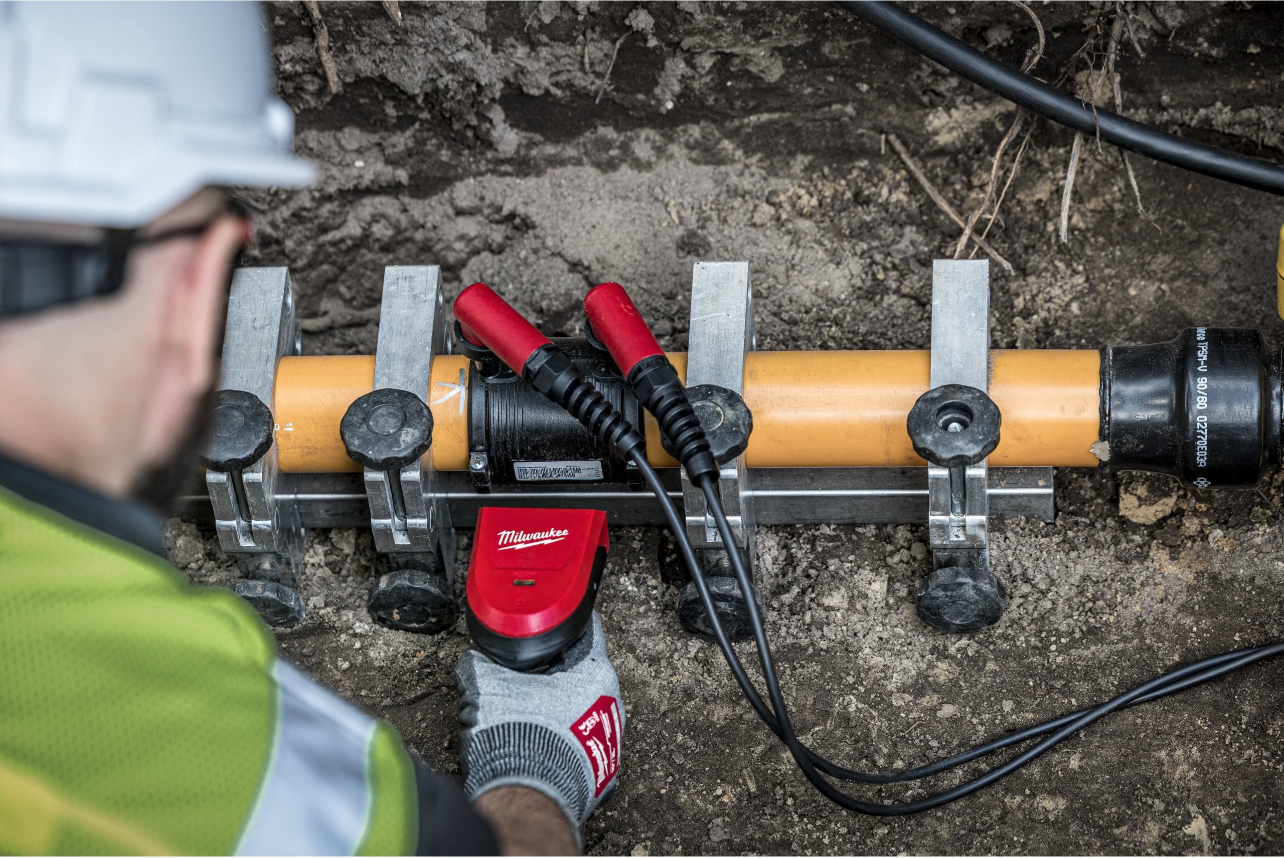 Aparat de electrofuziune Milwaukee MXF EFP-802, MX FUEL™, ONE-KEY™, cabluri de 4.5 m, scaner de coduri de bare, set de vârfuri de fuziune, 2 x acumulator MXF XC608 FORGE, 1 x încărcător MXF C, cod 4933493806