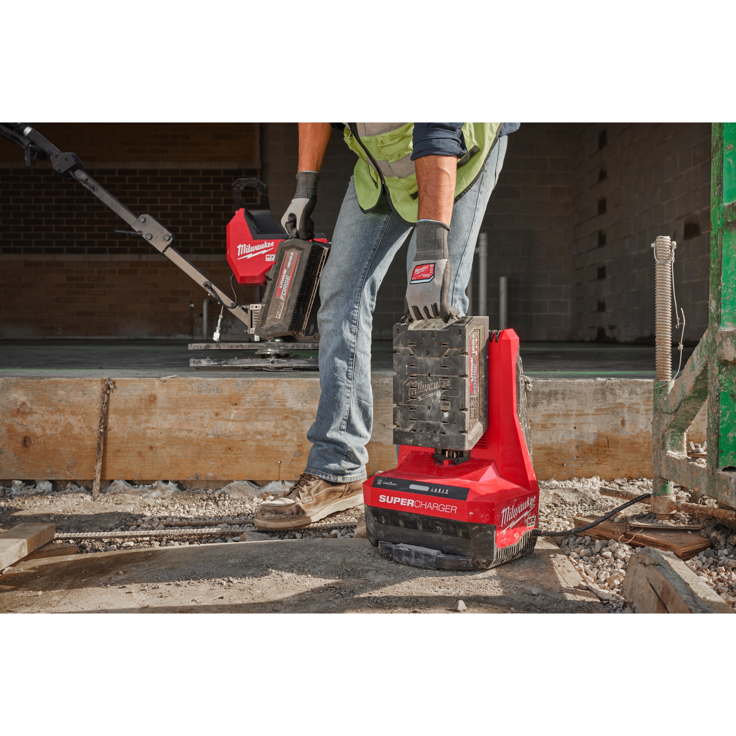 Încărcător super rapid Milwaukee MXF SC, cod 4932492848