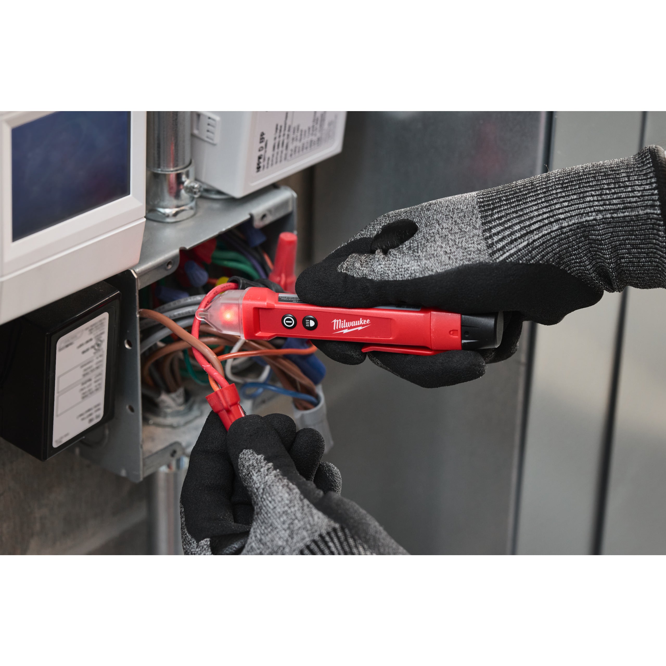 Tester electric / Detector de tensiune fără contact cu lanternă Milwaukee NCVDF, cod 4933500161