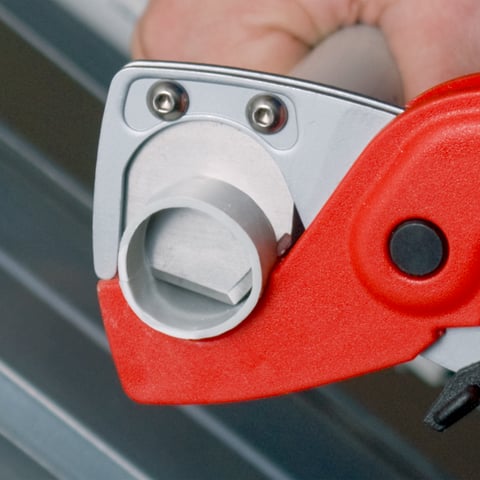 Cutter pentru furtun și tub de protecție KNIPEX PlastiCut® 185 mm, cod 9020185