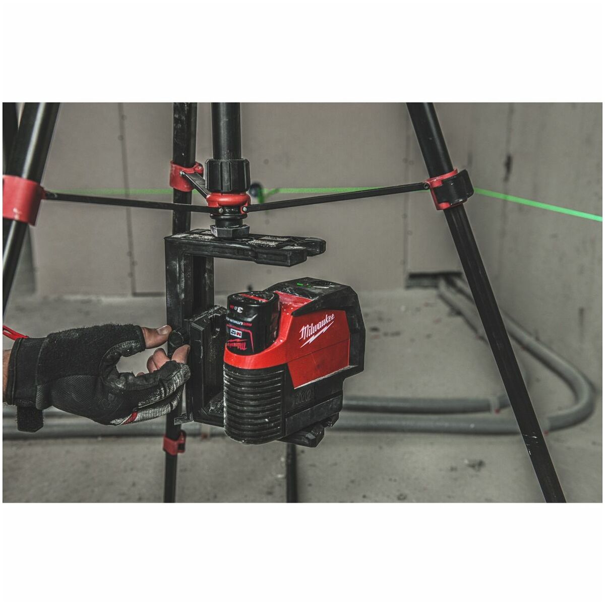 Nivelă laser 12V, fascicul verde, linie transversală, funcție fir cu plumb, Milwaukee M12 CLLP-0C, cod 4933478101, fără acumulator, fără încărcător, Kitbox
