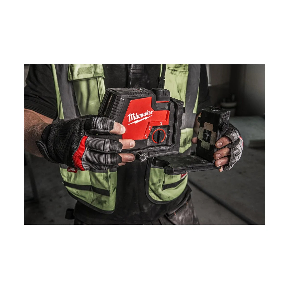 Nivelă laser 12V, fascicul verde, linie transversală, funcție fir cu plumb, Milwaukee M12 CLLP-0C, cod 4933478101, fără acumulator, fără încărcător, Kitbox