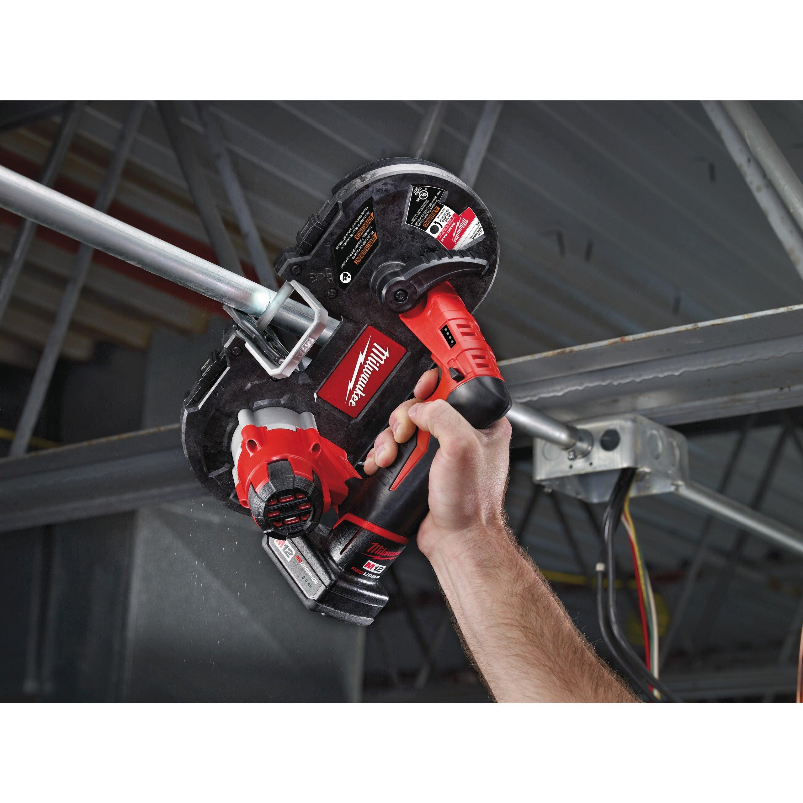 Fierăstrău cu bandă pentru metal M12™ subcompact Milwaukee M12BS-402C, cod 4933441805, 2 x M12 B4 acumulator, C12 C încărcător, cutie plastic - BIG STORE (Dynamic Tools SRL)