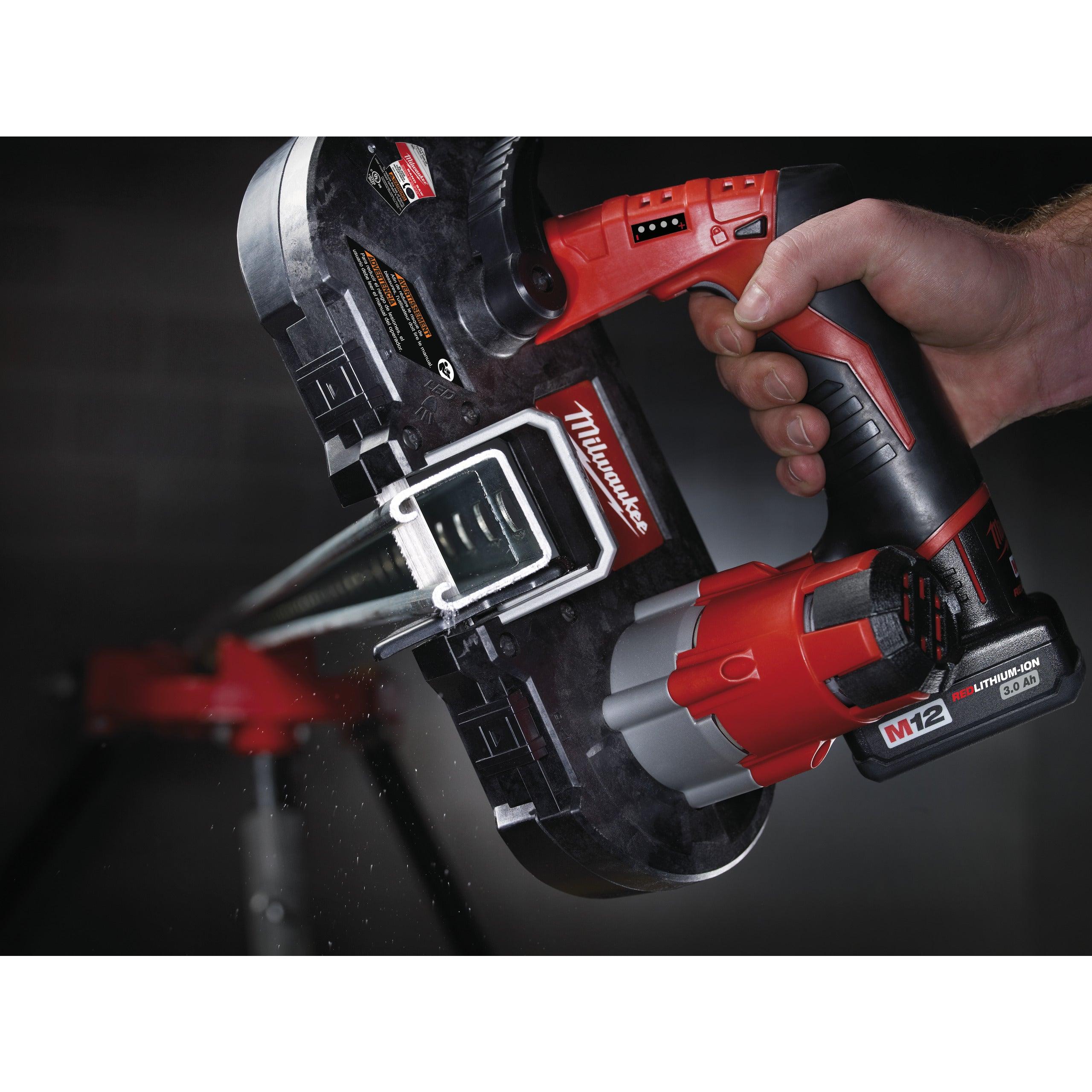 Fierăstrău cu bandă pentru metal M12™ subcompact Milwaukee M12BS-402C, cod 4933441805, 2 x M12 B4 acumulator, C12 C încărcător, cutie plastic - BIG STORE (Dynamic Tools SRL)