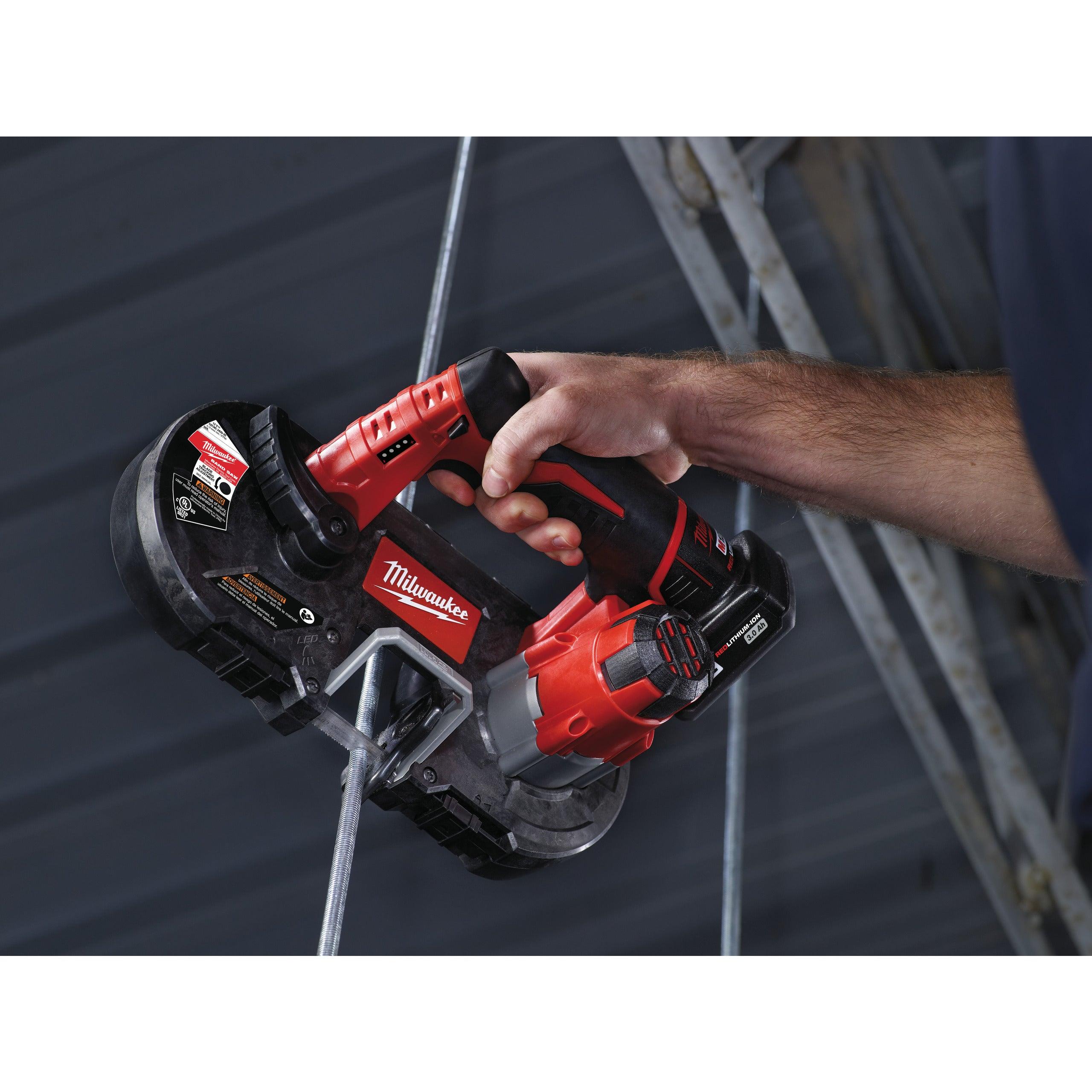 Fierăstrău cu bandă pentru metal M12™ subcompact Milwaukee M12BS-402C, cod 4933441805, 2 x M12 B4 acumulator, C12 C încărcător, cutie plastic - BIG STORE (Dynamic Tools SRL)