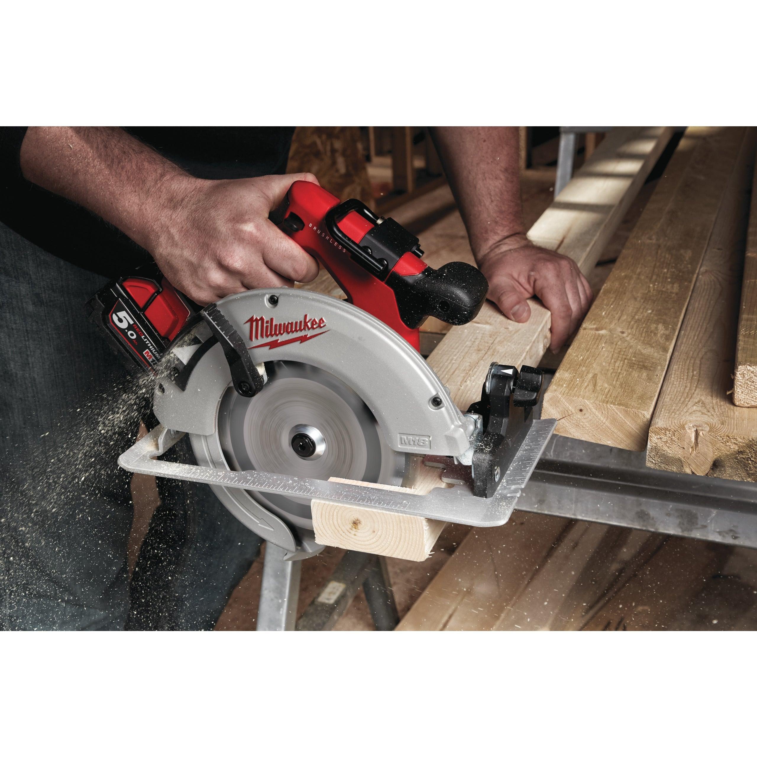 Fierăstrău circular cu motor fără perii 66 mm pentru lemn și plastic M18™ Milwaukee M18BLCS66-502X, cod 4933464590, 2 x M18 B5 acumulator, M12-18 FC încărcător, cutie HD - BIG STORE (Dynamic Tools SRL)