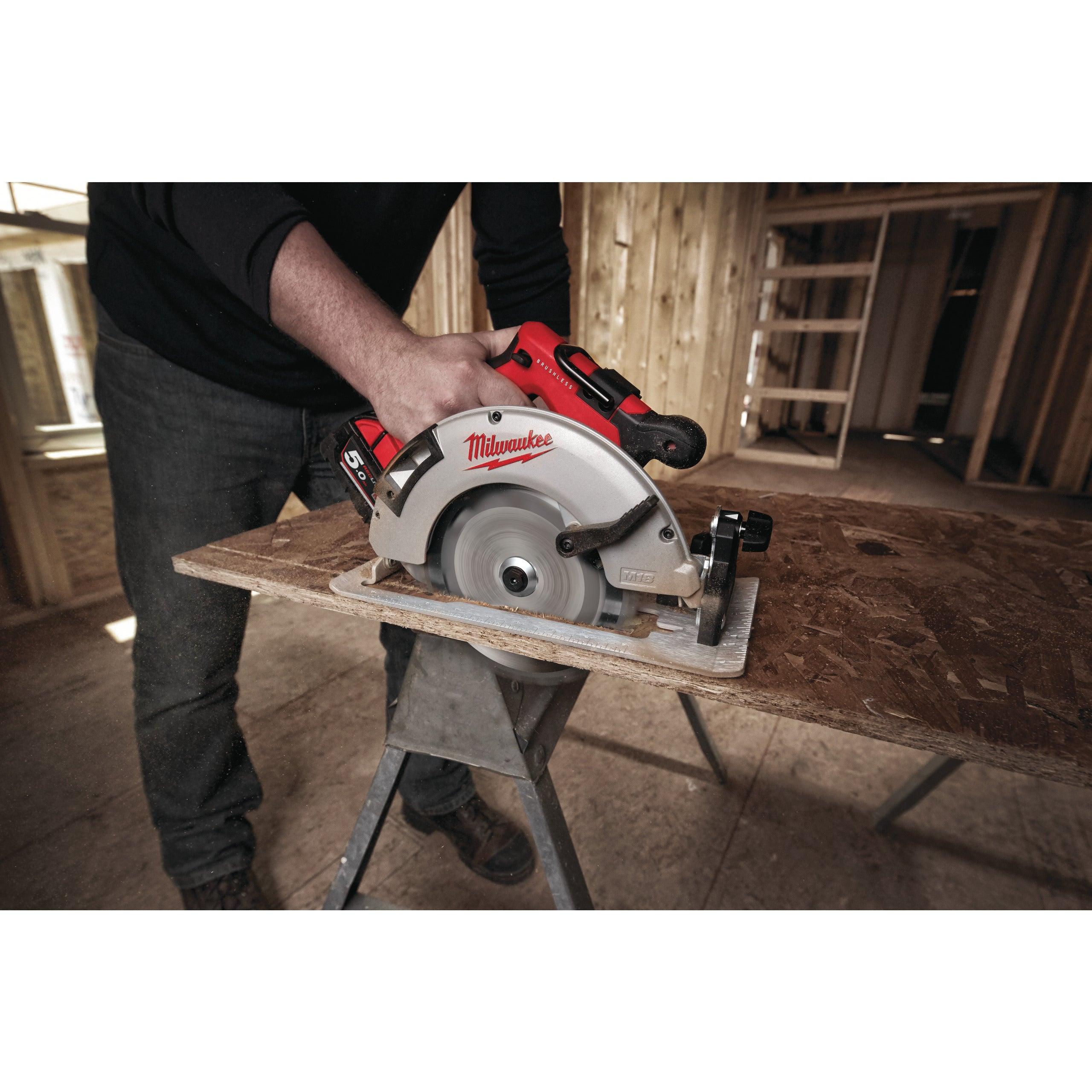 Fierăstrău circular cu motor fără perii 66 mm pentru lemn și plastic M18™ Milwaukee M18BLCS66-502X, cod 4933464590, 2 x M18 B5 acumulator, M12-18 FC încărcător, cutie HD - BIG STORE (Dynamic Tools SRL)