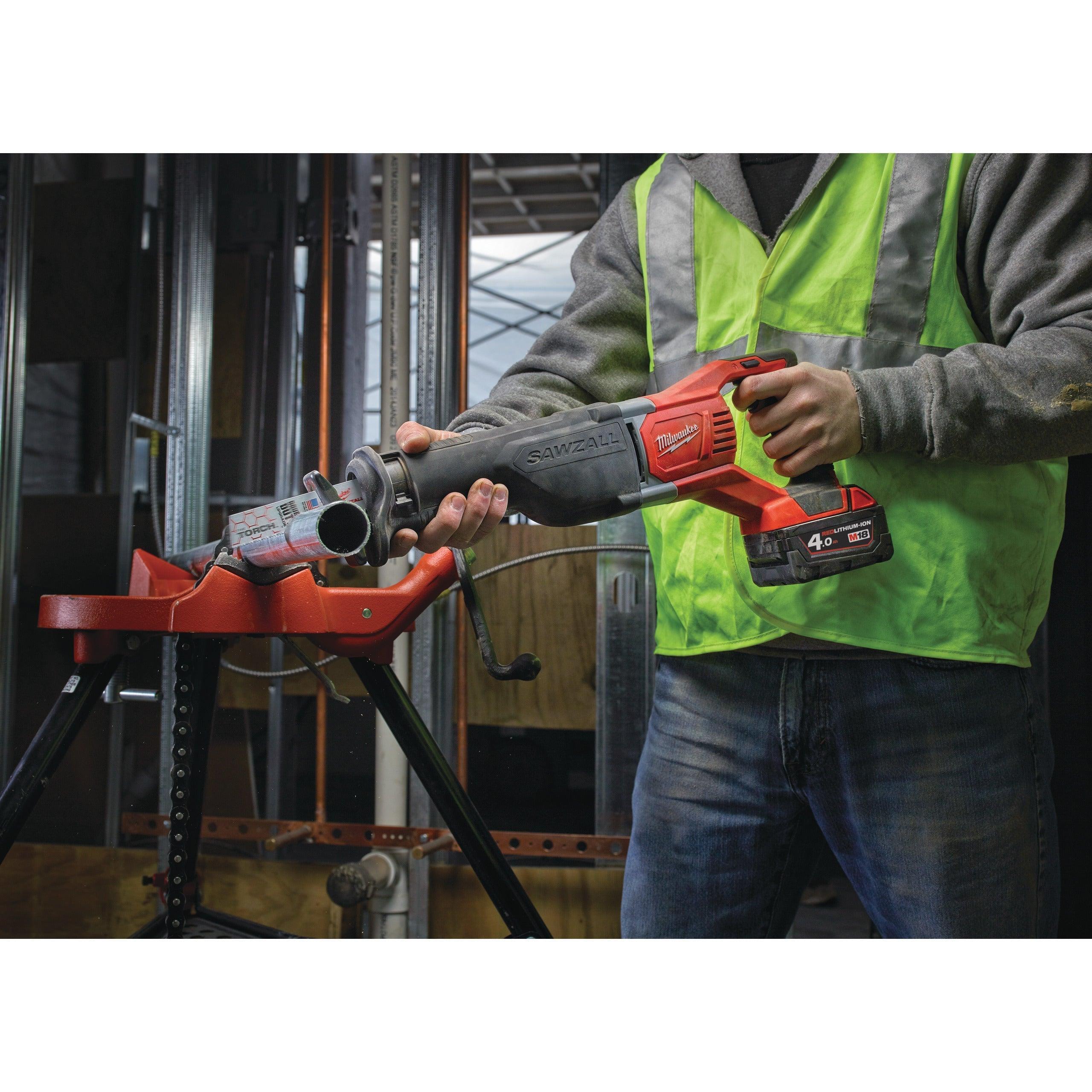 Fierăstrău sabie SAWZALL™ M18™ Milwaukee M18BSX-402C, cod 4933447285, 2 x M18 B4 acumulator, M12-18 C încărcător, cutie plastic - BIG STORE (Dynamic Tools SRL)