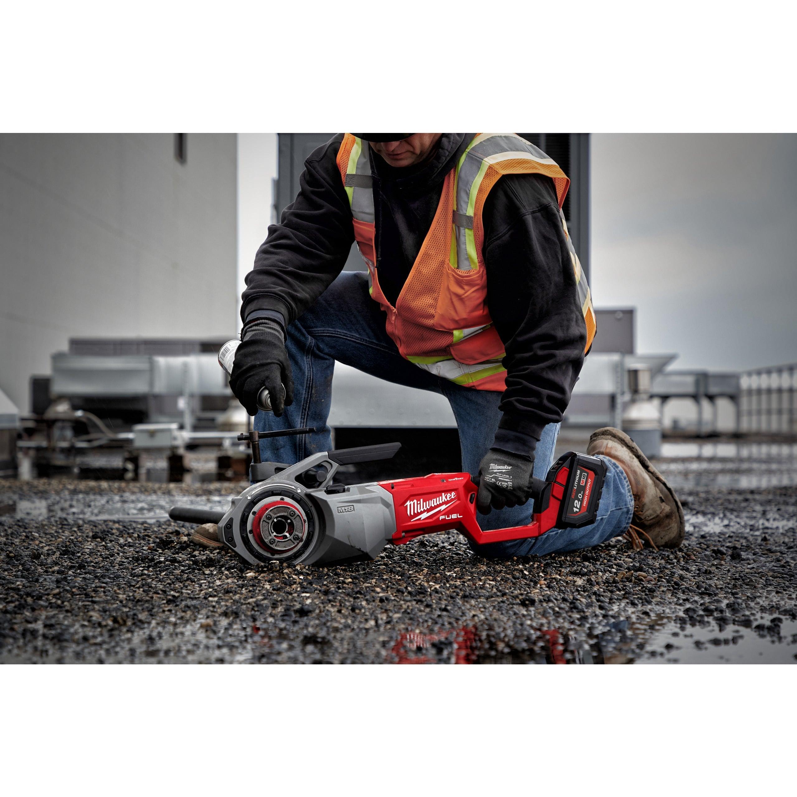 Dispozitiv de filetat țevi M18 FUEL™ de 2″ cu ONE-KEY™ Milwaukee M18FPT2-121C, cod 4933478597, 1 x M18 HB12 acumulator, M12-18 FC încărcător, cutie plastic - BIG STORE (Dynamic Tools SRL)