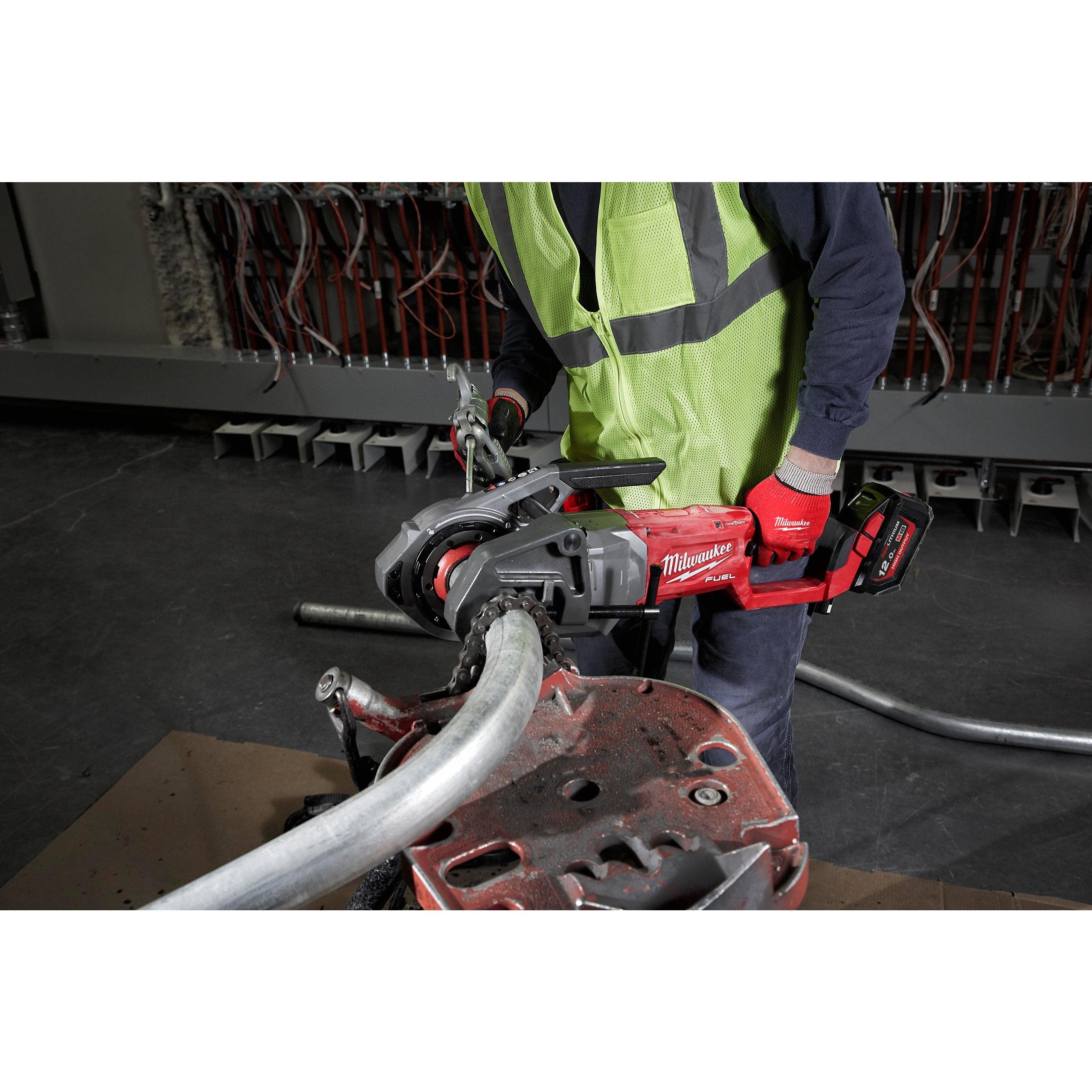 Dispozitiv de filetat țevi M18 FUEL™ de 2″ cu ONE-KEY™ Milwaukee M18FPT2-121C, cod 4933478597, 1 x M18 HB12 acumulator, M12-18 FC încărcător, cutie plastic - BIG STORE (Dynamic Tools SRL)