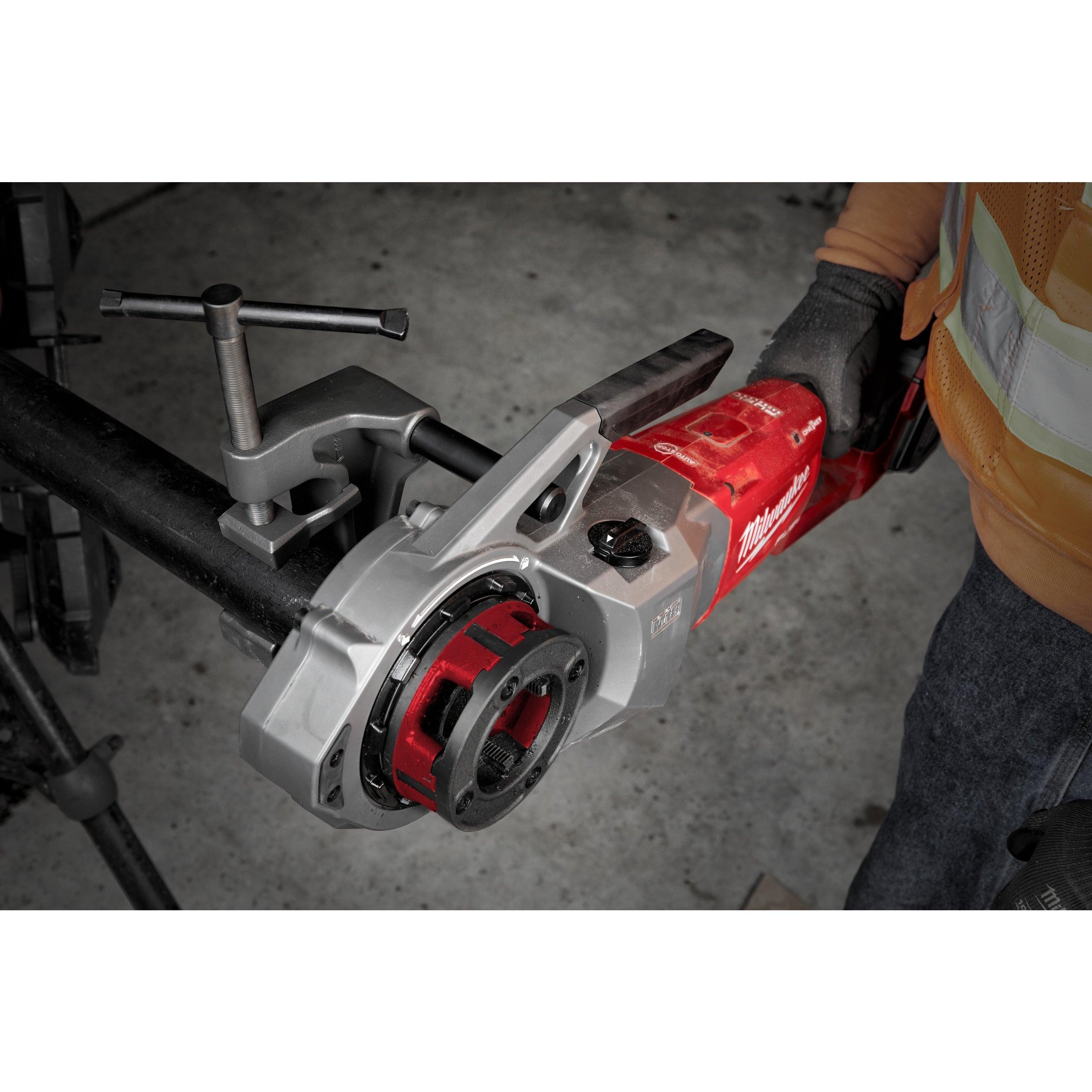 Dispozitiv de filetat țevi M18 FUEL™ de 2″ cu ONE-KEY™ Milwaukee M18FPT2-121C, cod 4933478597, 1 x M18 HB12 acumulator, M12-18 FC încărcător, cutie plastic - BIG STORE (Dynamic Tools SRL)