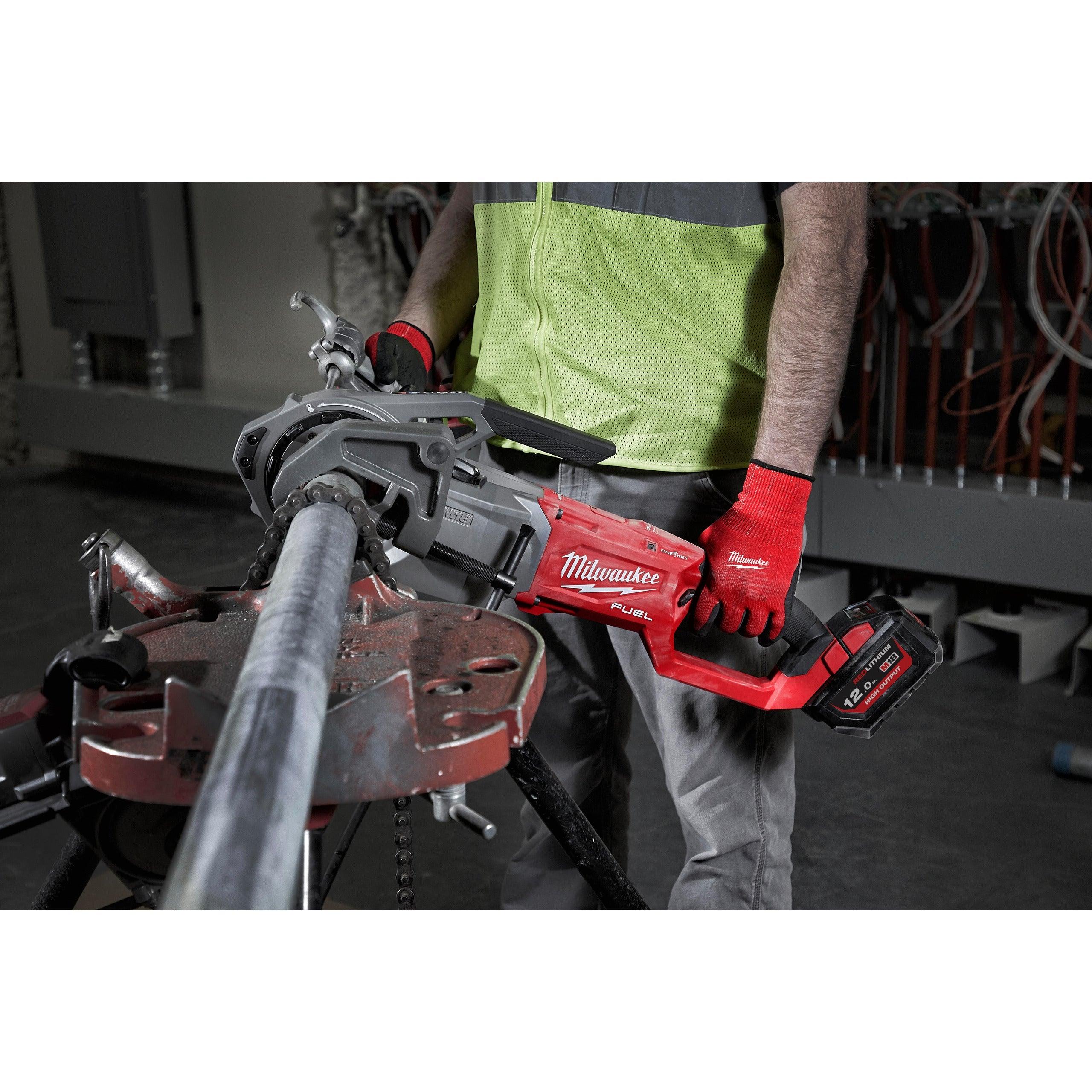 Dispozitiv de filetat țevi M18 FUEL™ de 2″ cu ONE-KEY™ Milwaukee M18FPT2-121C, cod 4933478597, 1 x M18 HB12 acumulator, M12-18 FC încărcător, cutie plastic - BIG STORE (Dynamic Tools SRL)