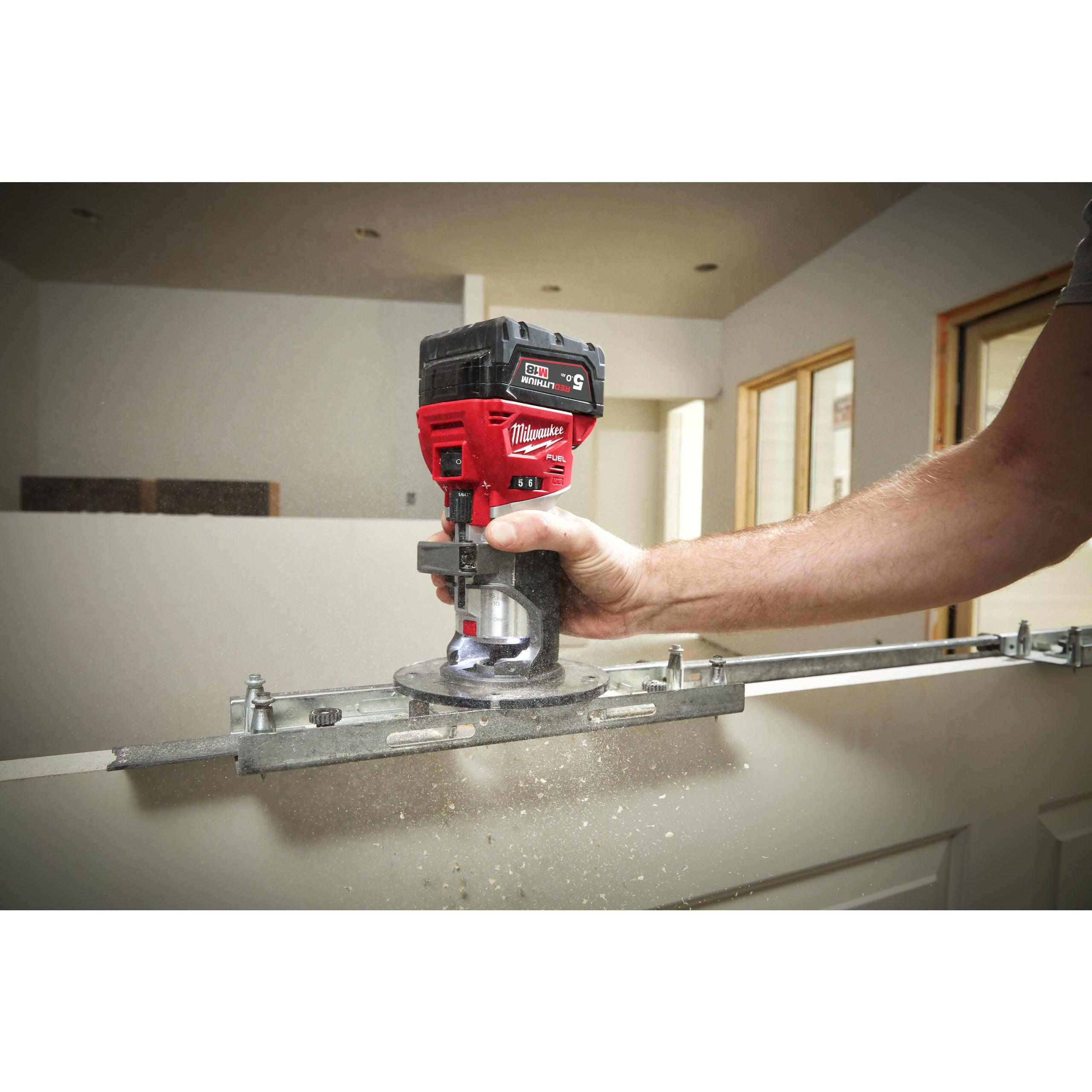 Freză de contur cu bucșă de 8 mm și 6 mm M18 FUEL™ Milwaukee M18FTR8-0