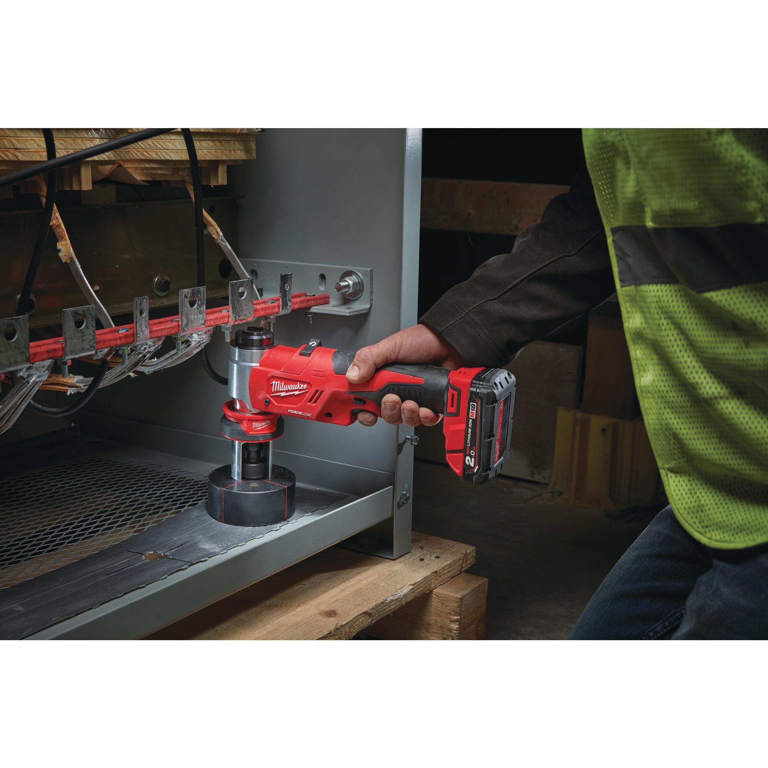 Mașină de ștanțat hidraulică M18™ FORCE LOGIC™ Milwaukee M18HKP-201CA, 1 x M18 B2 acumulator, M12-18 C încărcător, cutie plastic, cod 4933451204 - BIG STORE (Dynamic Tools SRL)