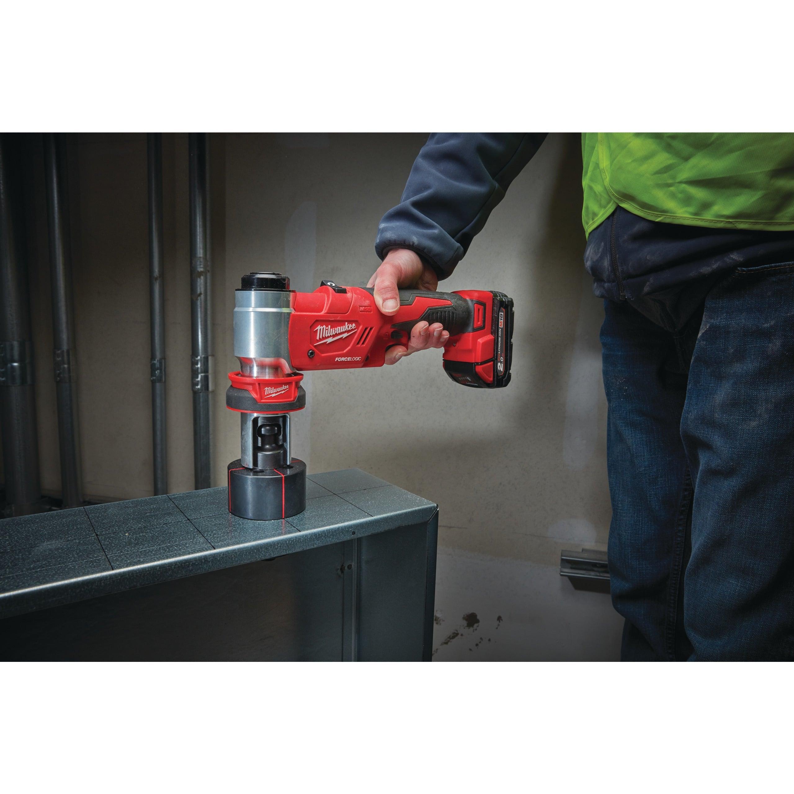 Mașină de ștanțat hidraulică M18™ FORCE LOGIC™ Milwaukee M18HKP-201CA, 1 x M18 B2 acumulator, M12-18 C încărcător, cutie plastic, cod 4933451204 - BIG STORE (Dynamic Tools SRL)