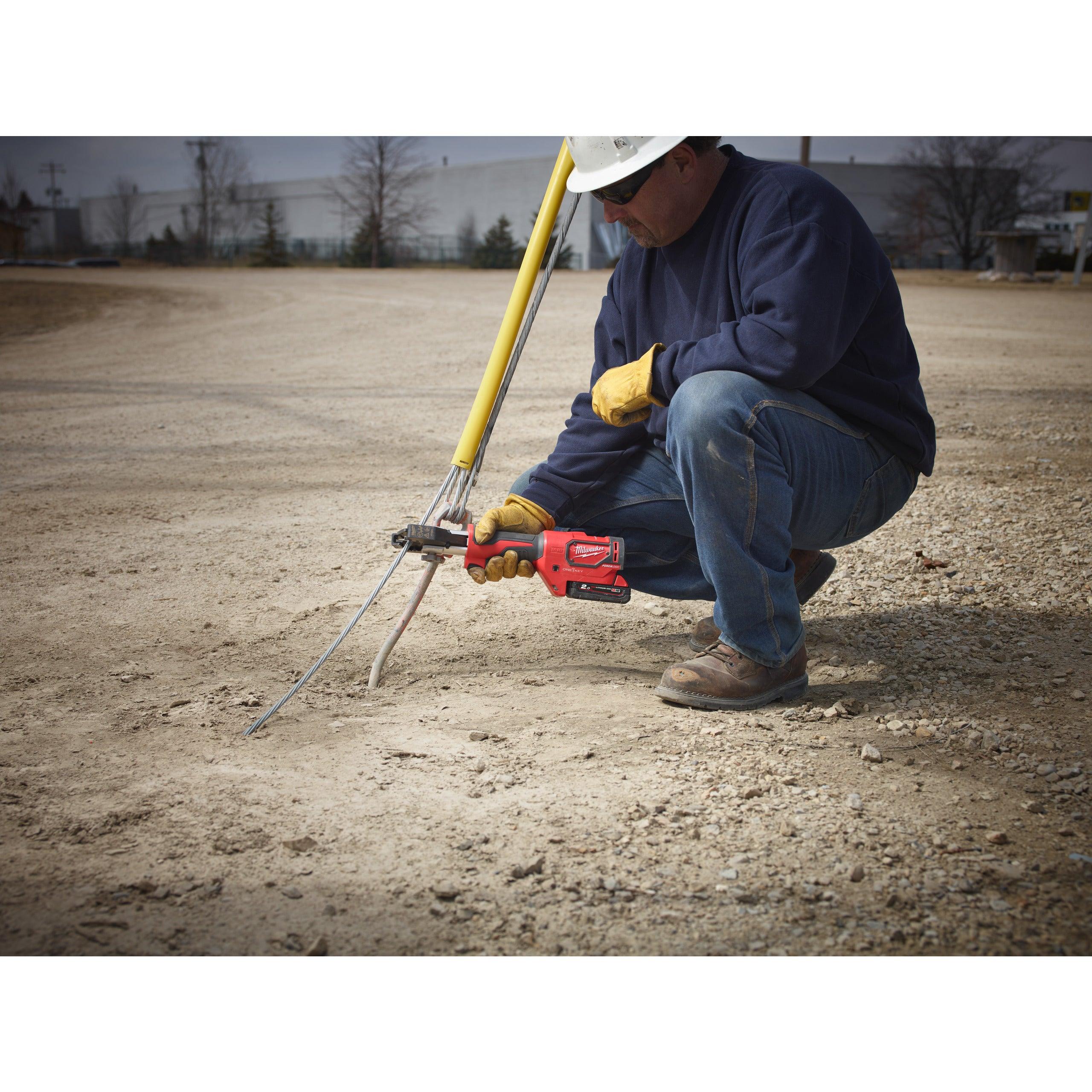 Dispozitiv hidraulic tăiere cablu 35 mm M18™ FORCE LOGIC™ Milwaukee M18ONEHCC-201C, cod 4933464304, 1 x M18 B2 acumulator, M12-18 C încărcător, cutie plastic - BIG STORE (Dynamic Tools SRL)