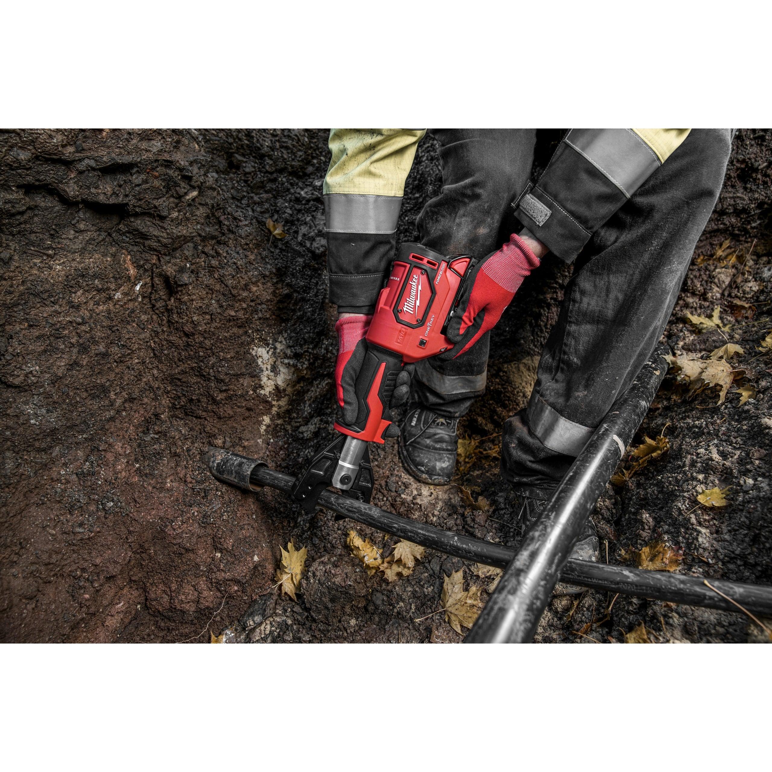 Dispozitiv hidraulic tăiere cablu 35 mm M18™ FORCE LOGIC™ Milwaukee M18ONEHCC-201C, cod 4933464304, 1 x M18 B2 acumulator, M12-18 C încărcător, cutie plastic - BIG STORE (Dynamic Tools SRL)
